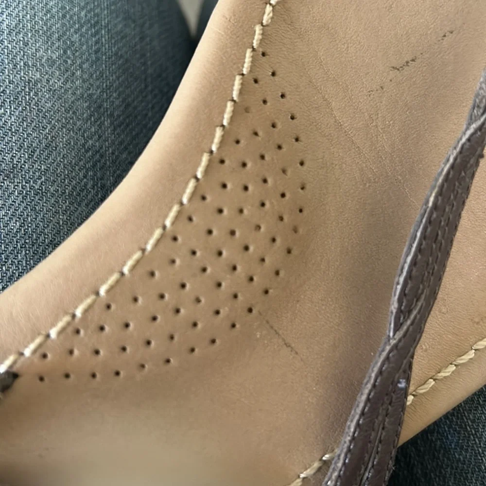 UGG LEATHER T-Strap SANDALS! Strappy ankle. Taupe/Dark Gray 9.5 GREAT Condition! - Picture 8 of 9